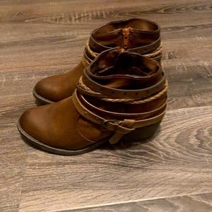 Ankle boots size 6M still look new